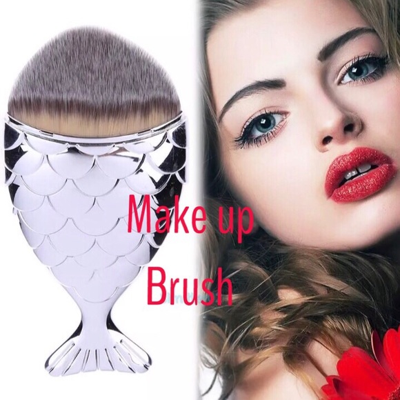 New| FISH MAKEUP BRUSH SILVER - Picture 2 of 3