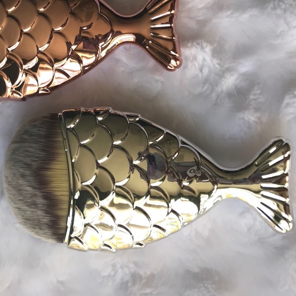New| FISH MAKEUP BRUSH SILVER - Picture 3 of 3
