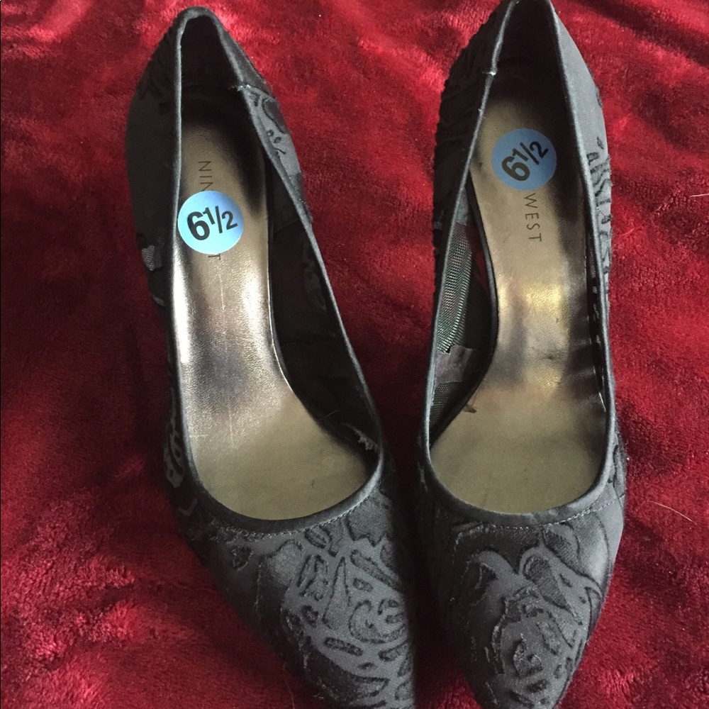 Nine West size 6 1/2 high heel etched w roses