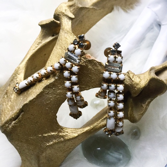 . {MILK GLASS + CRYSTAL} Gatsby screw-back earring - Picture 2 of 8