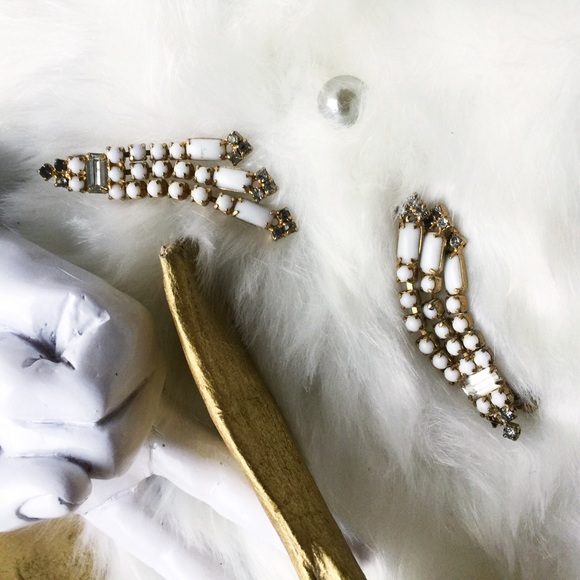 . {MILK GLASS + CRYSTAL} Gatsby screw-back earring - Picture 3 of 8