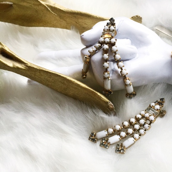 . {MILK GLASS + CRYSTAL} Gatsby screw-back earring - Picture 5 of 8