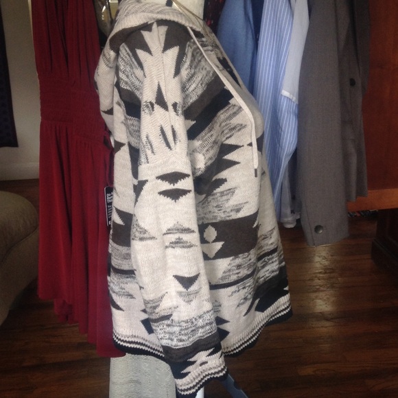 PRICEDROP American Eagle Thick Tribal Hoodie - Picture 2 of 4