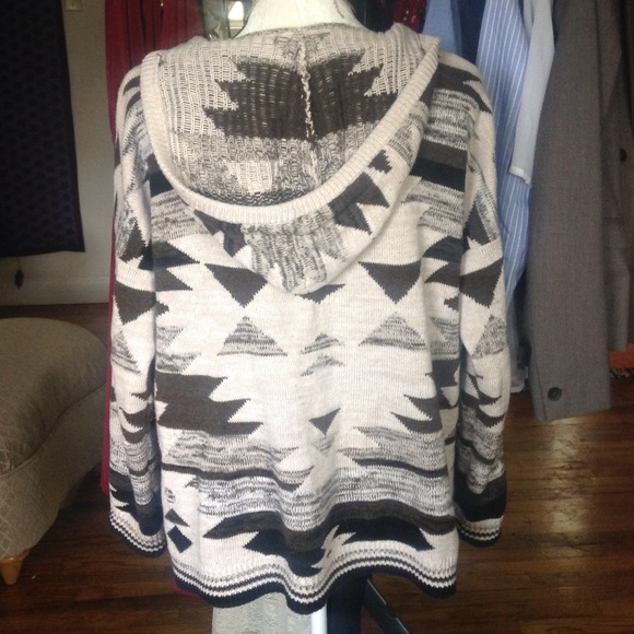PRICEDROP American Eagle Thick Tribal Hoodie - Picture 3 of 4