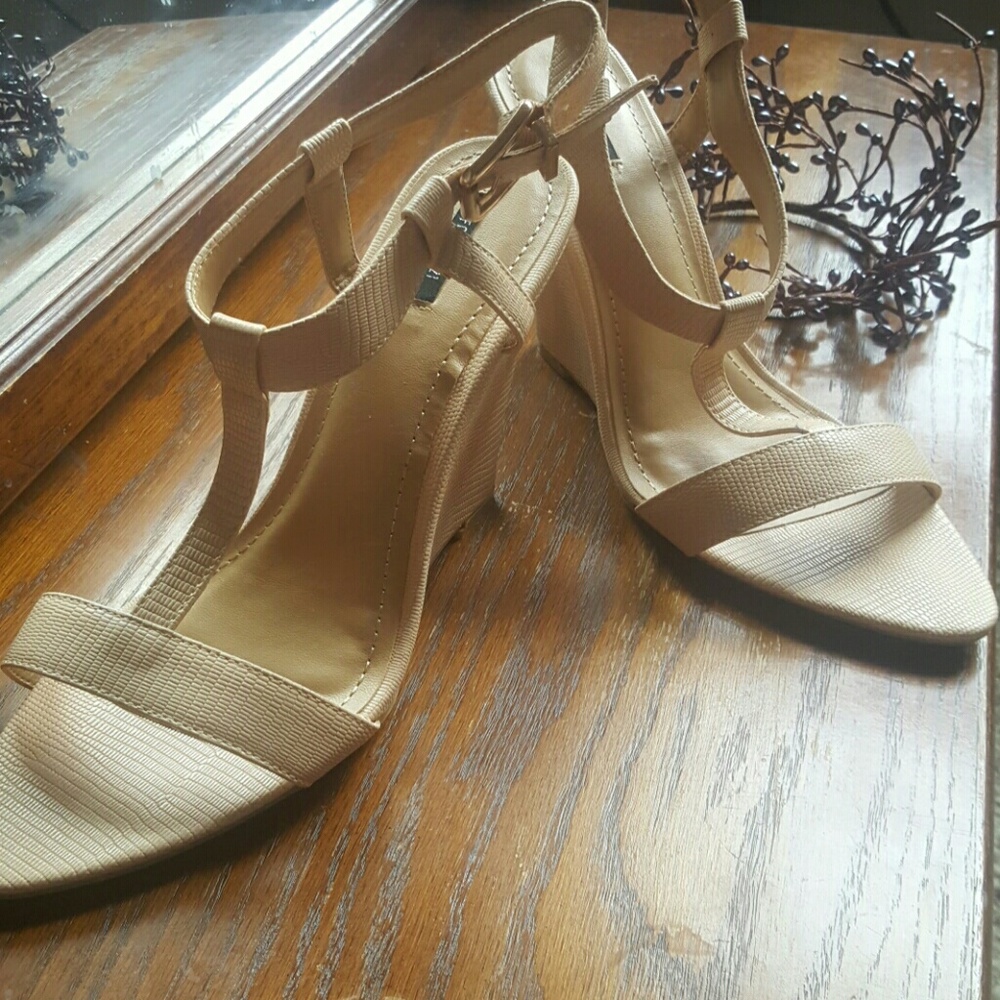 Cream snake skin small print faux leather wedges