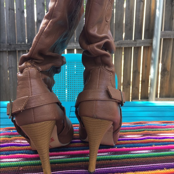 Cute heeled boots! 💕 - Picture 2 of 4