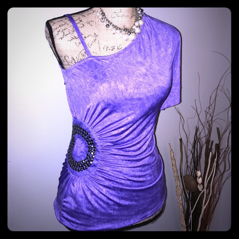 B Wear one shoulder