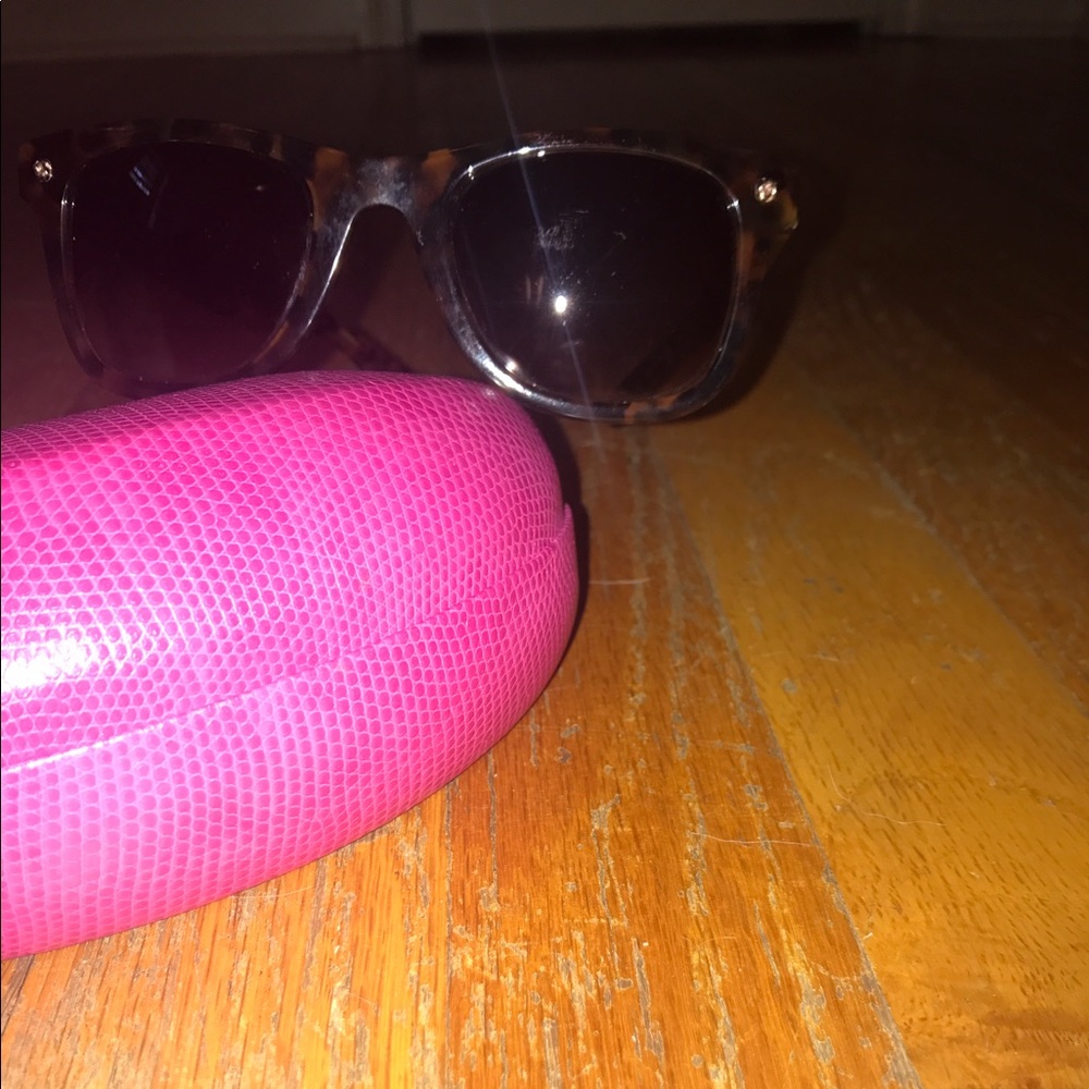 Lilly Pulitzer Sunglasses - Picture 3 of 5