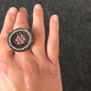 Gorgeous Lia Sophia ring size 7 purple/black