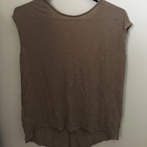 Plain mauve colored tshirt with a semi-opened back