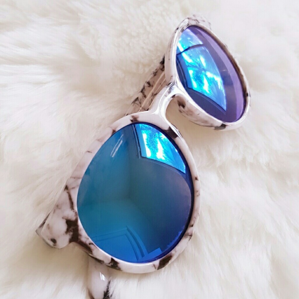 LAST ONE! Wayfarer Sunglasses - Picture 3 of 6