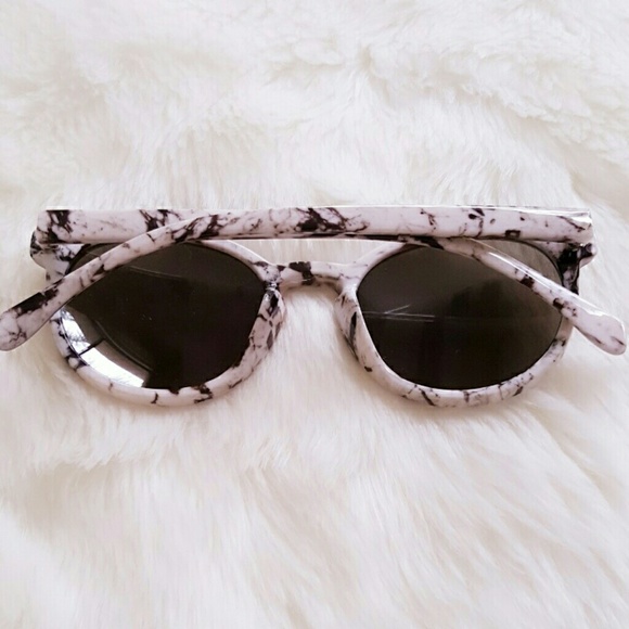 LAST ONE! Wayfarer Sunglasses - Picture 2 of 6