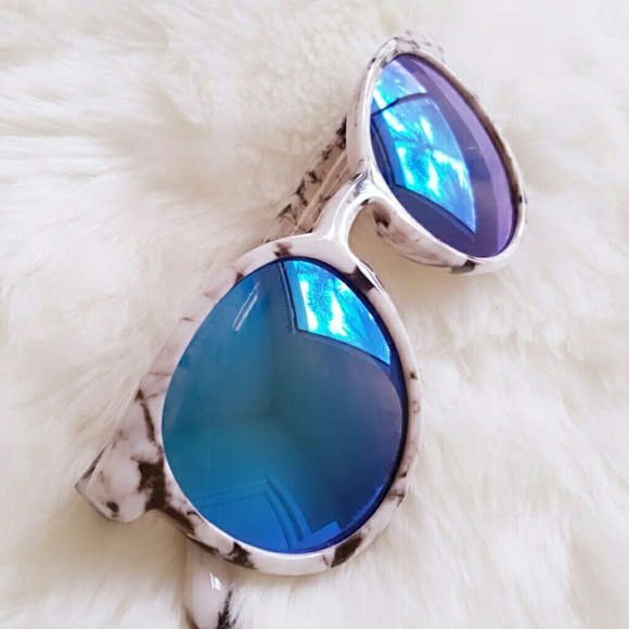 LAST ONE! Wayfarer Sunglasses - Picture 3 of 6