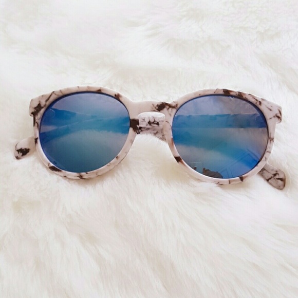 LAST ONE! Wayfarer Sunglasses - Picture 5 of 6