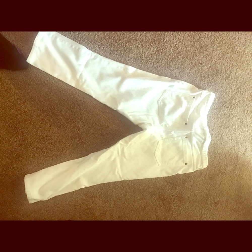 White stretch capris