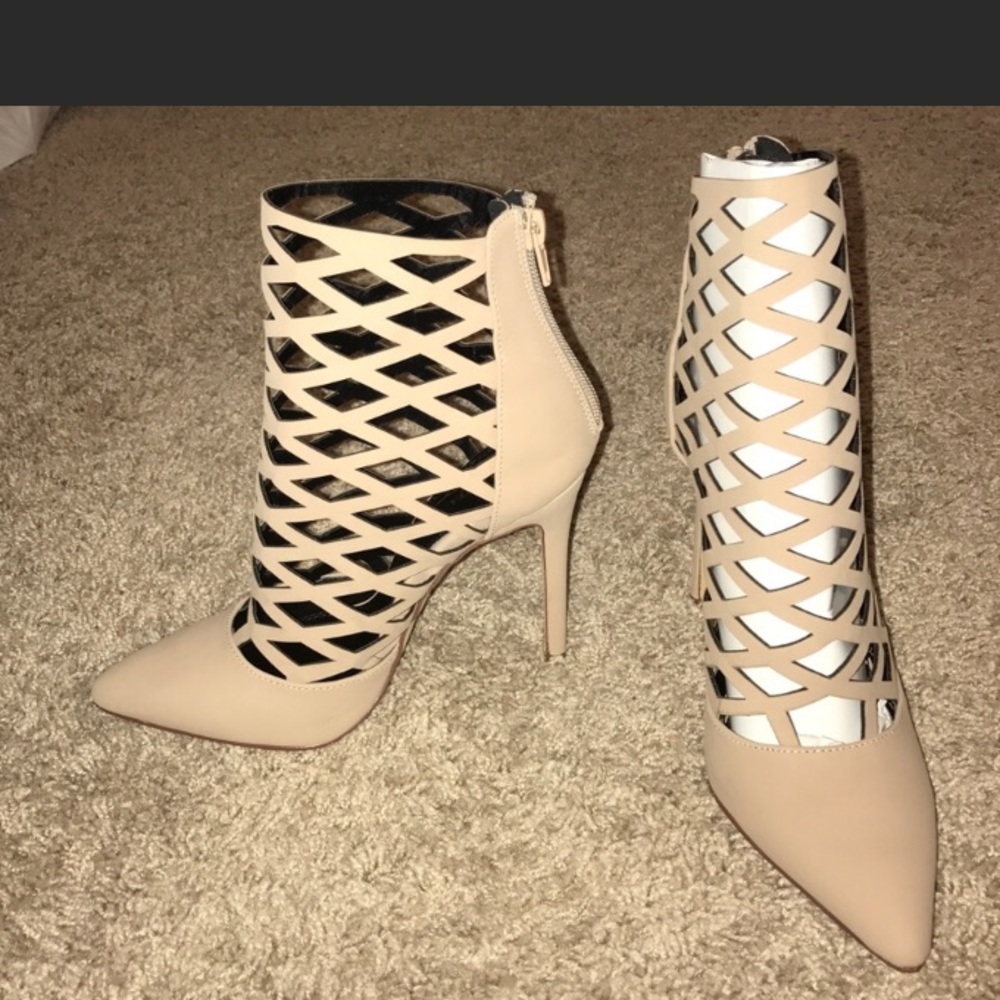 Lola's Shoetique Nude Heel. NWOT.