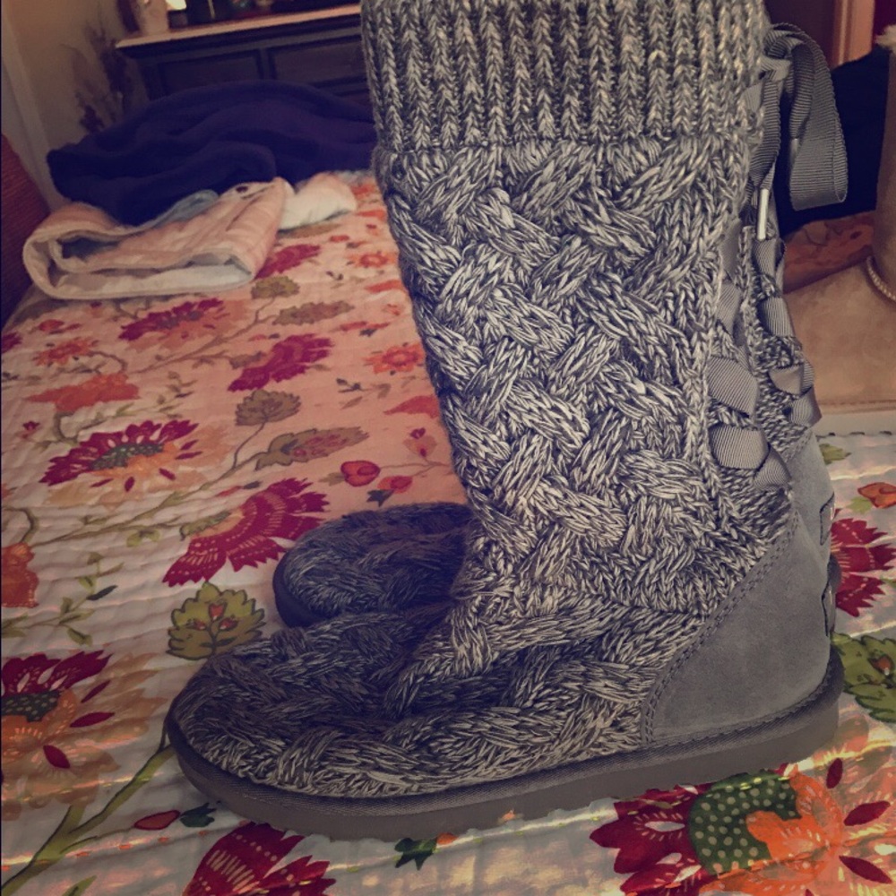 Bailey bow sweater tie up uggs SOLD