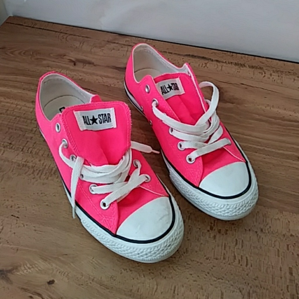 Size 7 men/9 women Bright Pink Converse All Star