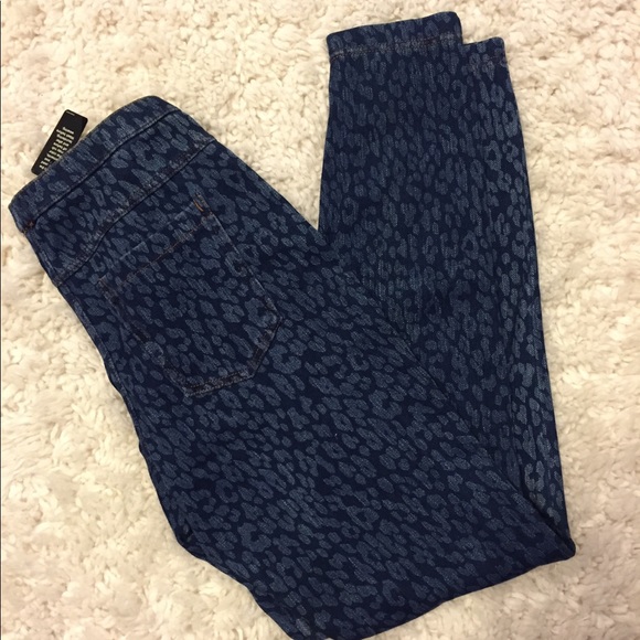 HOST PICK🎉Leopard denim jeggins bnwt 🐯 - Picture 2 of 6
