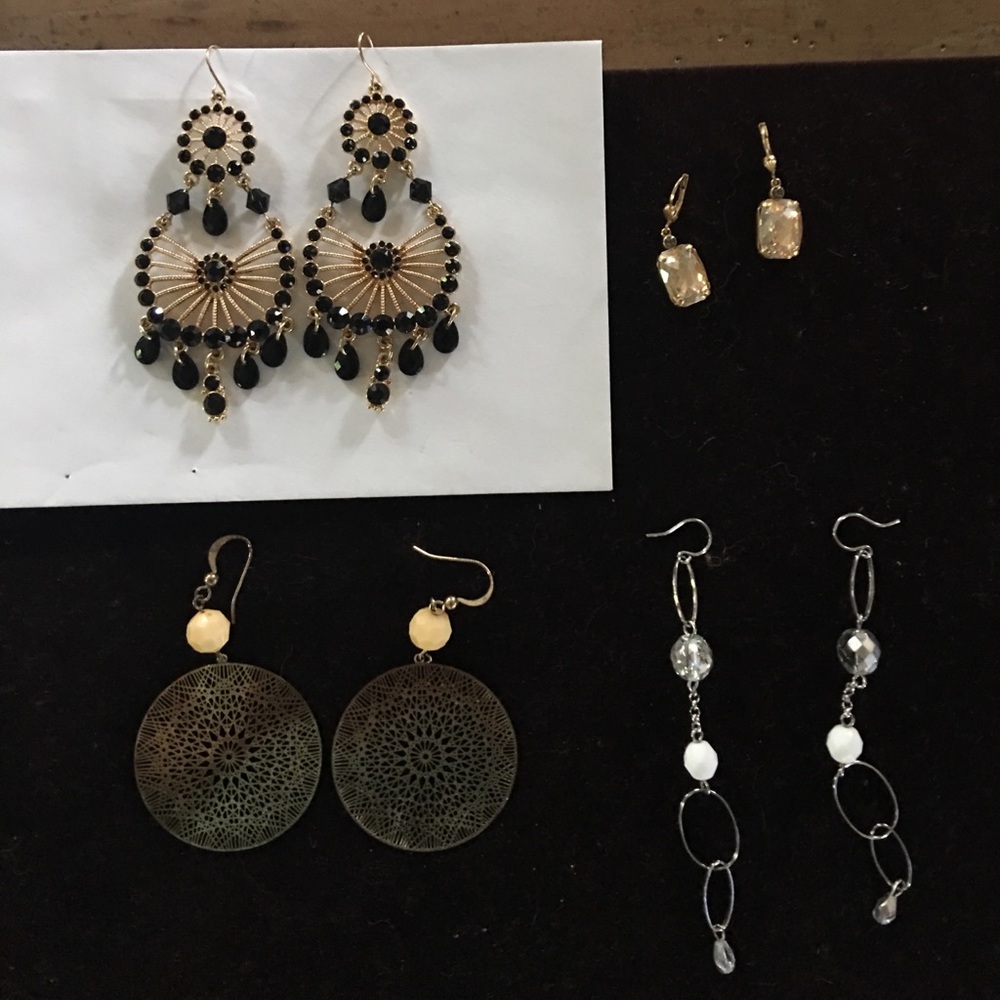 4 pairs of earrings