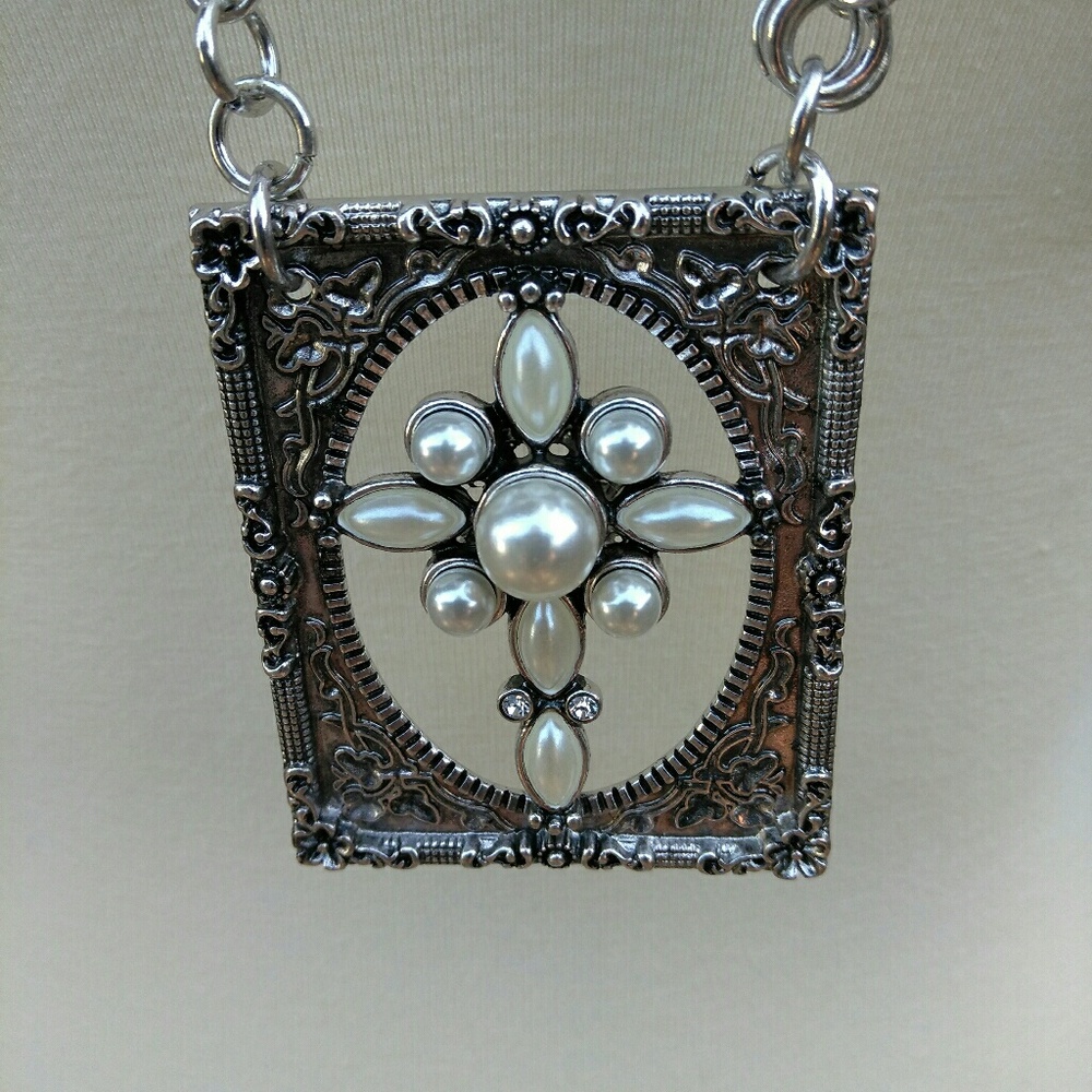 Plunder vintage cross necklace