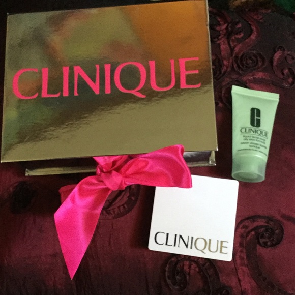Beautiful box with tie bow, makeup and facial wash - Picture 2 of 5