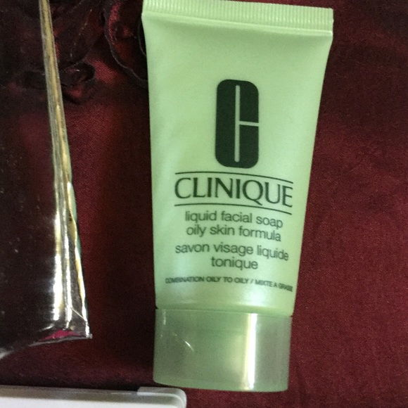 Beautiful box with tie bow, makeup and facial wash - Picture 3 of 5