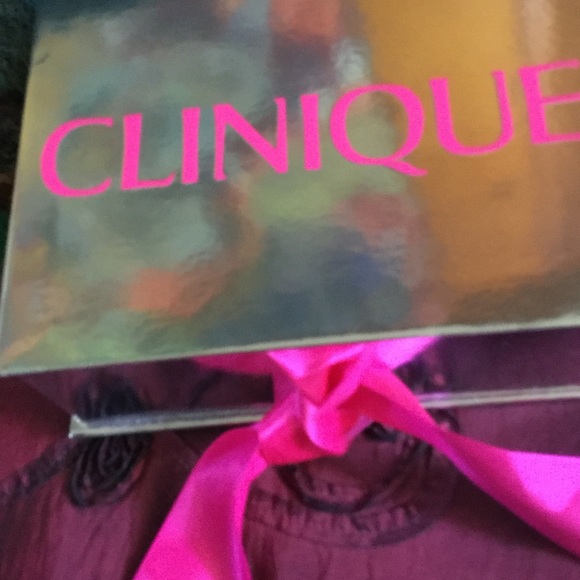 Beautiful box with tie bow, makeup and facial wash - Picture 5 of 5