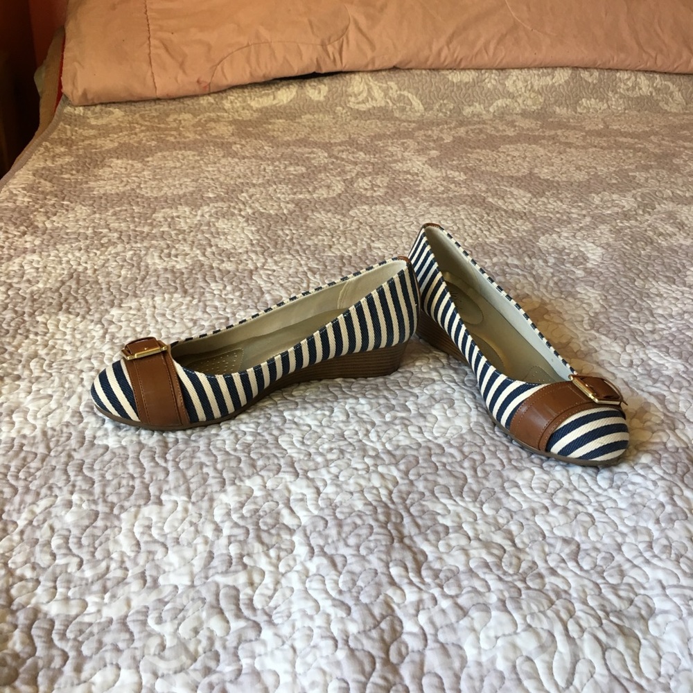 Dexflex Comfort small wedge flats.