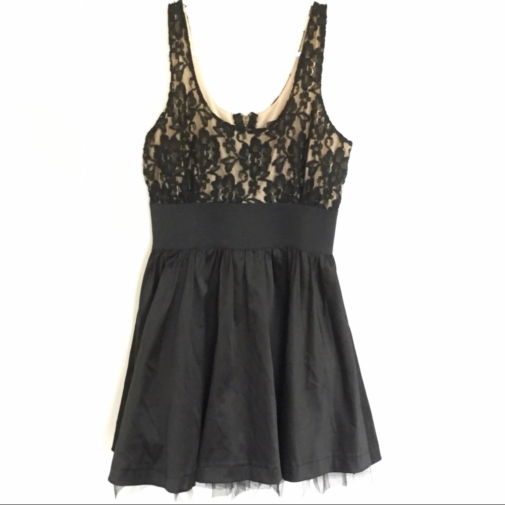 Black dress with lace Forever 21.