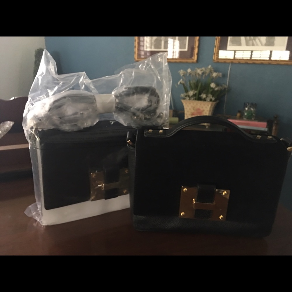 India Hicks shoulder bag.