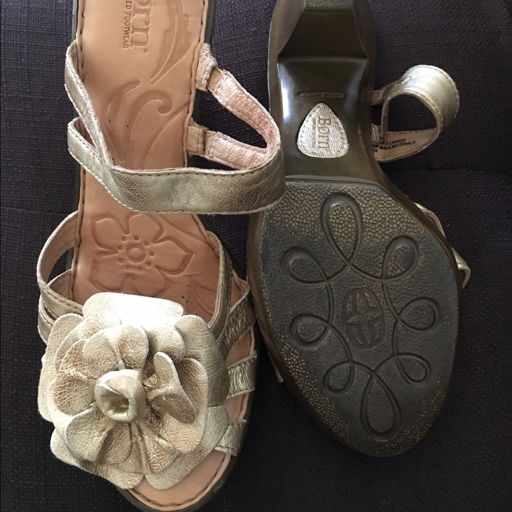 Born gold leather flower never been sandals