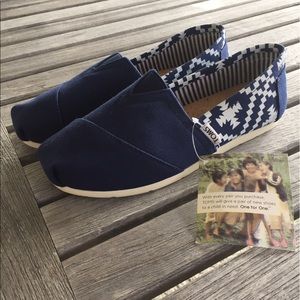 Printed navy blue and white TOMS