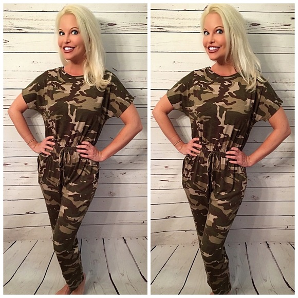 Reversable  camo jumpsuit with pockets - Picture 3 of 3