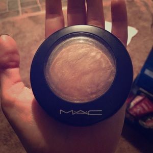 MAC SOFT AND GENTLE HIGHLIGHTER