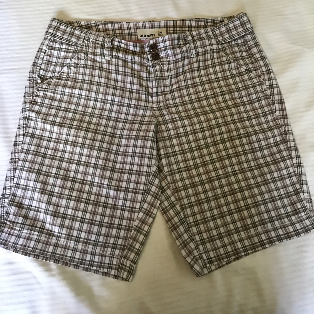 Old navy Bermuda shorts fits like size 6