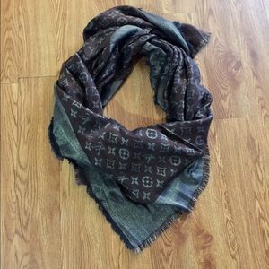 LV woman classic scarf