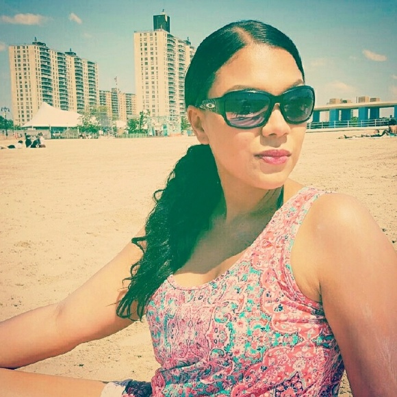 Meet your Posher, Desiree - Picture 2 of 5