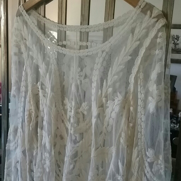 Neimam Marcus embroidered blouse - Picture 2 of 6