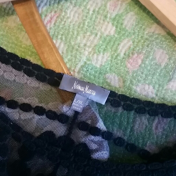 Neimam Marcus embroidered blouse - Picture 6 of 6