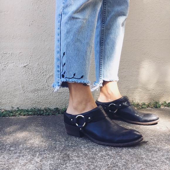 EMBROIDERED HIGH WAISTED VINTAGE JEANS - Picture 2 of 3