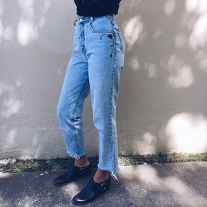 EMBROIDERED HIGH WAISTED VINTAGE JEANS