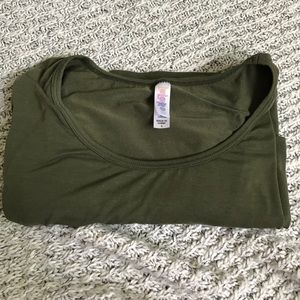 😍BEAUTIFUL small LuLaRoe classic tee 😍