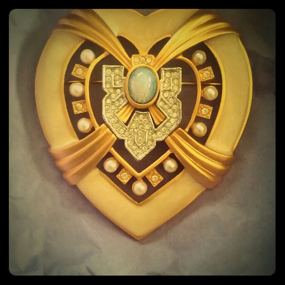 Vintage Elizabeth Taylor Avon brooch