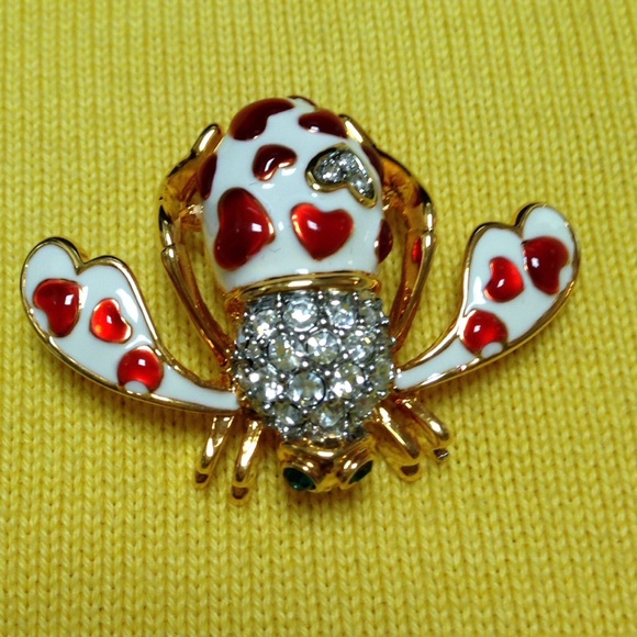 Joan Rivers Hearts Crystal Bee Pin - Picture 2 of 6