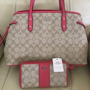 PRICE✂️Coach signature leather tote and wallet nwt PRICE✂️Coach signature leather tote and wallet nwt