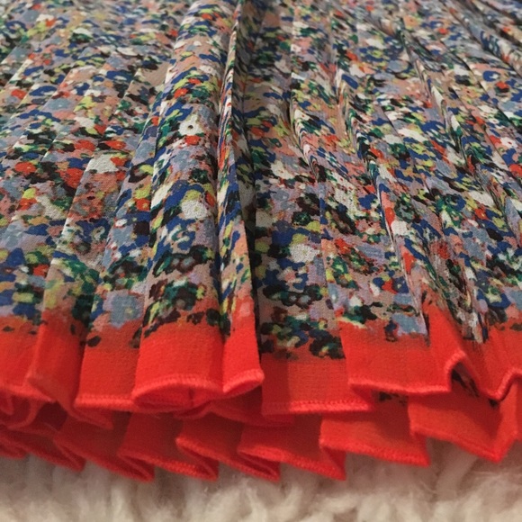 Pleated skirt - Picture 2 of 3