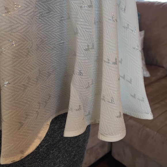 XS NWT WHITE & SILVER BLOUSE - Picture 2 of 4