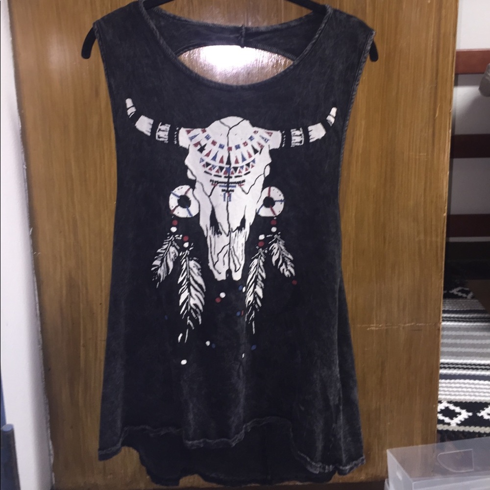 Graphic, backless, sleeveless, high-low shirt