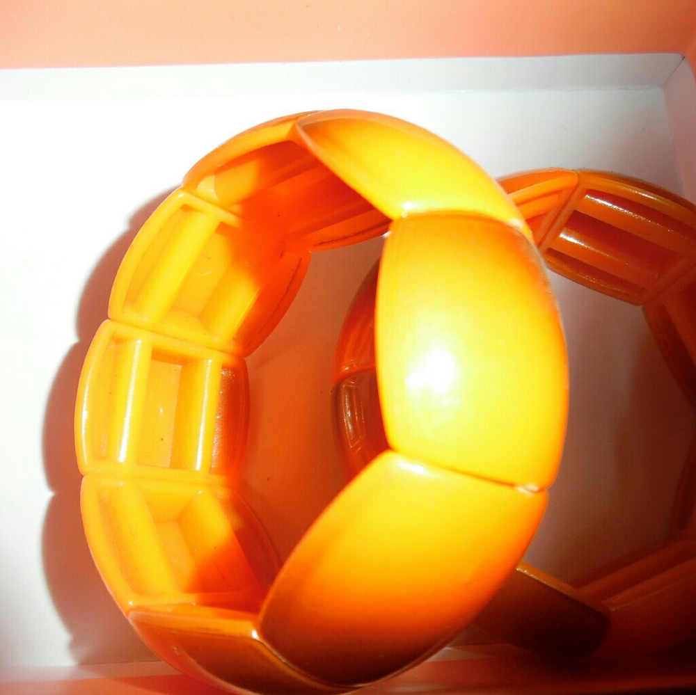 Fitted bright bracelet make a fashion statement